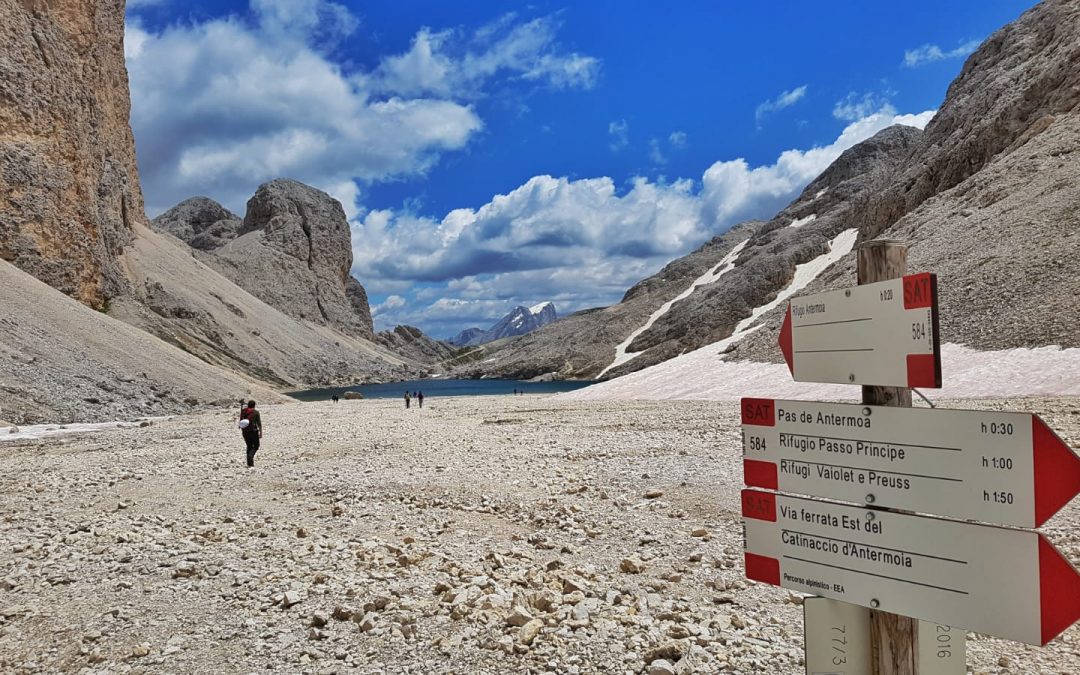 Al lago di Antermoia, perla tra le Dolomiti della Val di Fassa