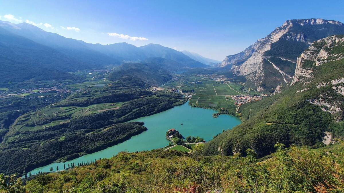 Da Margone si gode di una superba vista su lago di Toblino, Cavedine e Garda