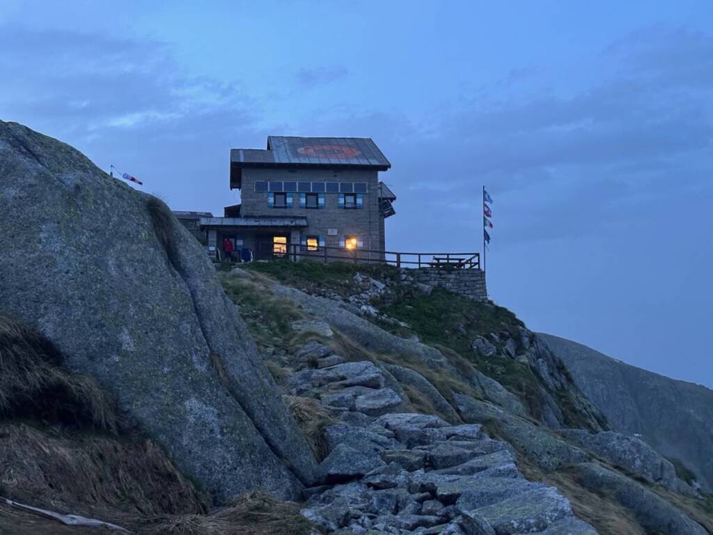 Rifugio Carè Alto Dante Ongari escursioni alta montagna trentino 