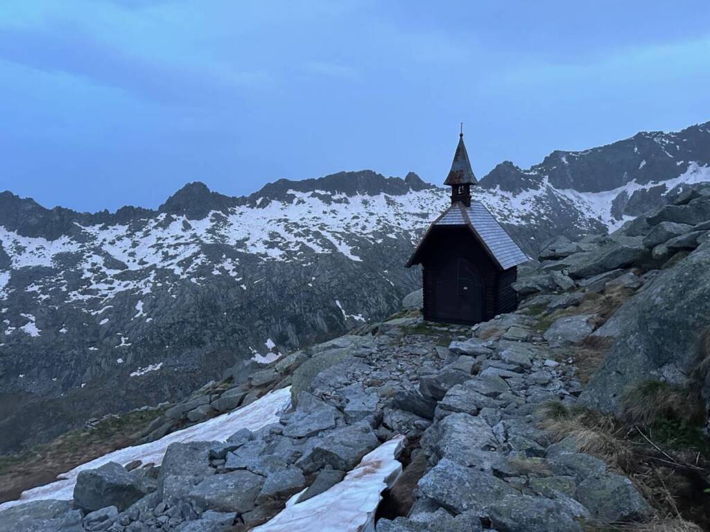 Rifugio Carè Alto Dante Ongari escursioni alta montagna trentino 