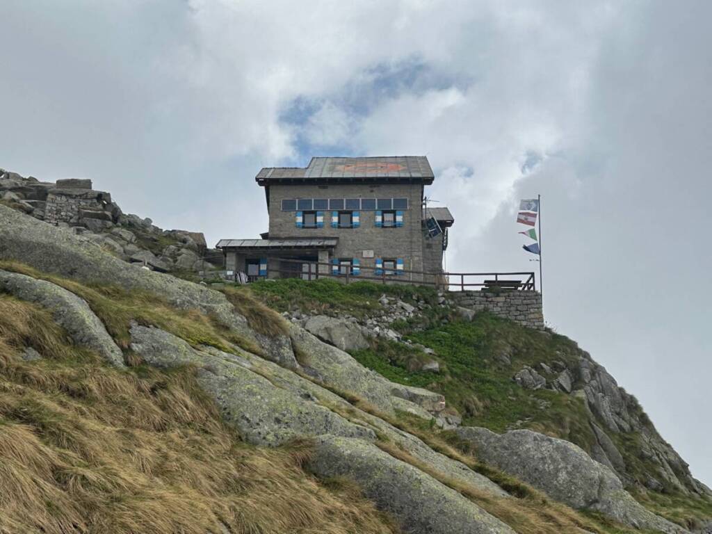 Rifugio Carè Alto Dante Ongari escursioni alta montagna trentino 